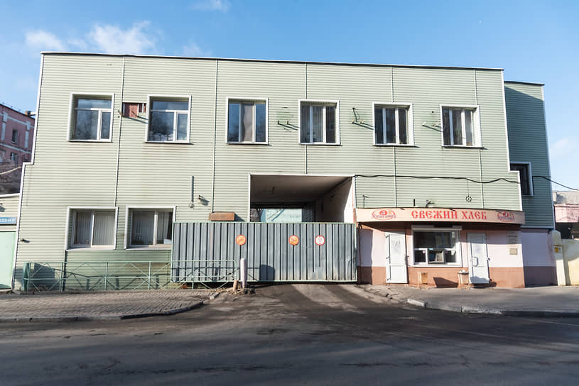 О возможной застройке площадки хлебозавода было известно давно. Прежний владелец предприятия Валерий Чешинский несколько лет назад заказывал проекты застройки своих промплощадок в Воронеже.