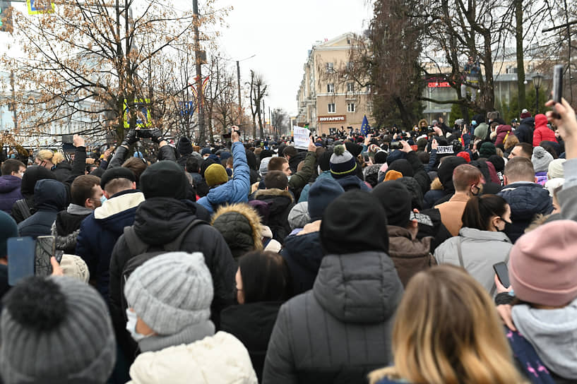 Протестующие скандировали «Свободу!», «Перемен!» и «Россия без царя!»  