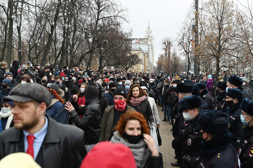 Они направились в сторону Никитинского сквера, но проспект Революции был заблокирован бойцами Росгвардии возле дома 36/38. Несколько протестующих попытались разомкнуть ряды силовиков, чтобы пройти по проспекту. Наиболее агрессивные из них были задержаны 