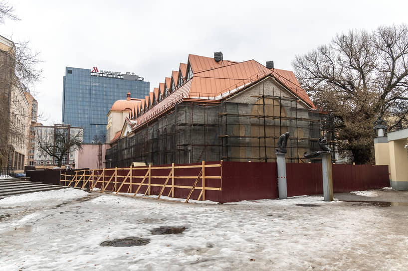 Тонкие промерзающие стены «Шута» театра требуют утепления. Кроме того, технология поможет разгрузить фундамент здания.