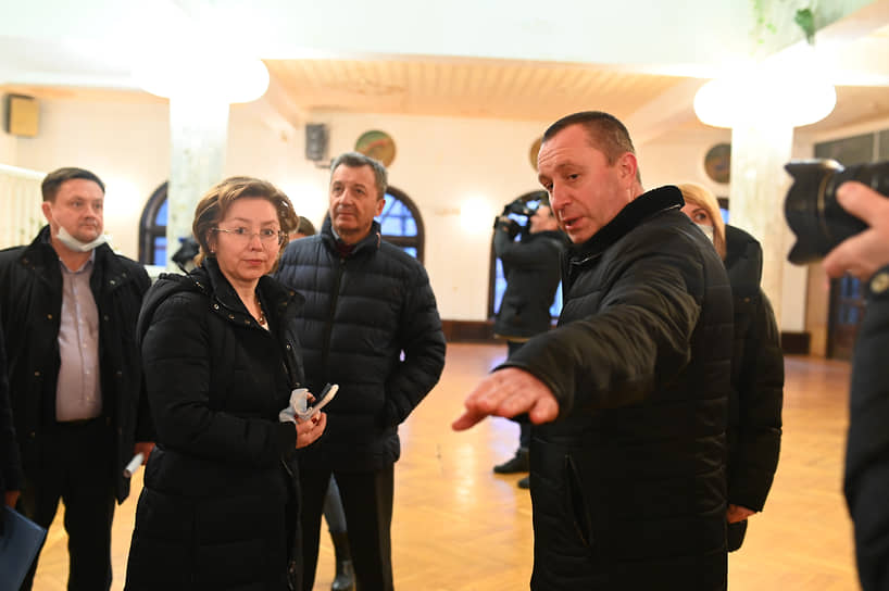 Ольге Яриловой продемонстрировали стены второго этажа, свидетельствующие о промерзании.