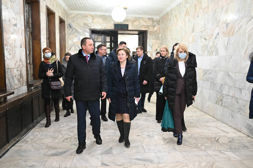 Вице-премьер правительства Воронежской области Сергей Честикин заявил об использовании при реконструкции театра вентилируемого фасада как единственно возможной технологии.