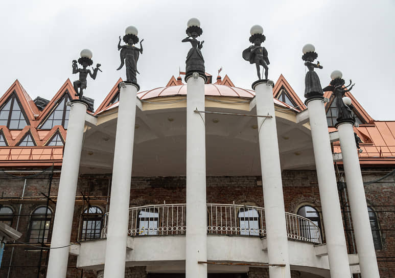 В ходе фасадных работ строители успели заменить старые деревянные окна на пластиковые стеклопакеты.