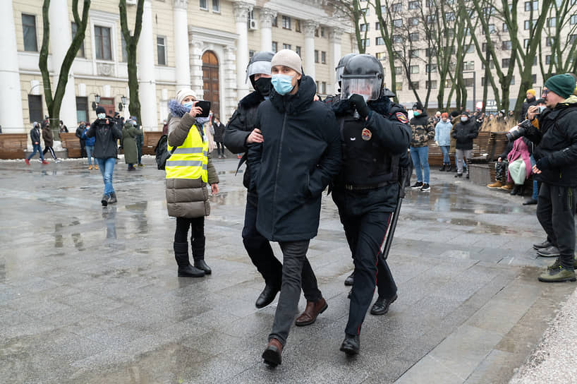 Сотрудники полиции во время задержания.