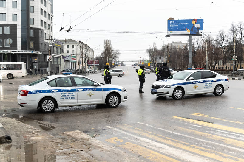 В полдень шествие от площади Заставы в сторону площади Ленина началось с небольшим опозданием.