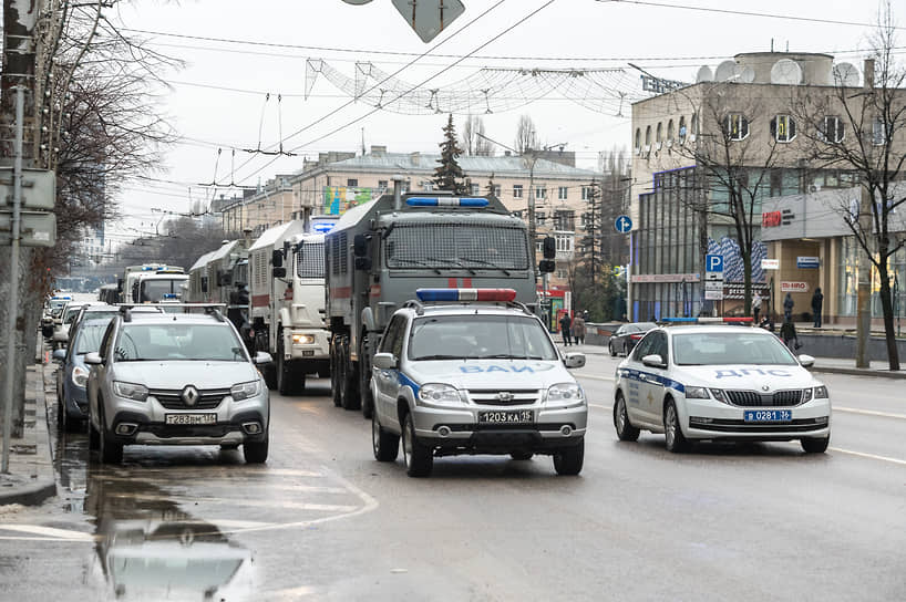 Вместе с участниками акции двигаться начали и автомобили правоохранительных органов.