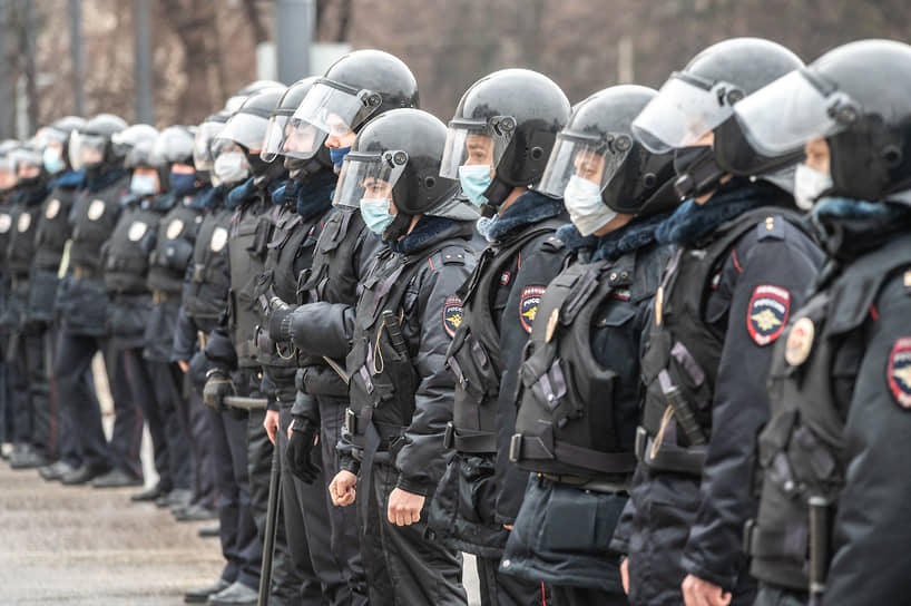 Площадь оказалась оцеплена бойцами в шлемах, с дубинками и щитами