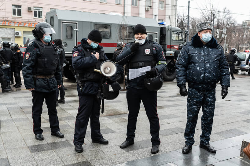 После того, как самые активные начали выкрикивать первые лозунги, полицейский в громкоговоритель потребовал разойтись в течение 10 минут.