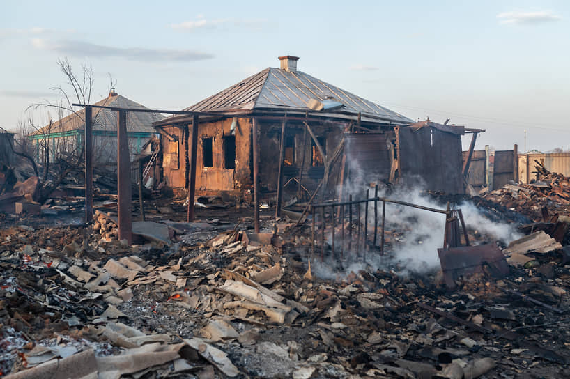 Всего 13 апреля в Воронежской области зафиксировано около 140 вызовов пожарных подразделений. На фото — пожары в Бобровском районе Воронежской области, село Мечетка, 13 апреля