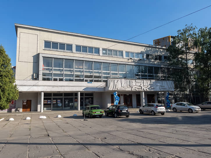 Дворец культуры им. 50-летия Октября построен в 1967 году и стал одной из самых востребованных концертных площадок Воронежа в эпоху СССР