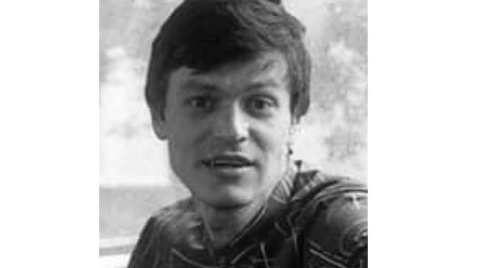 Михаил Бычков родился 15 февраля 1957 года в Краснодаре. В 1980 году окончил режиссерский факультет ГИТИСа, курс Марии Кнебель. В 1983-1985 годах работал главным режиссером Алтайского ТЮЗа, в 1986–1988 годах — режиссером Иркутского ТЮЗа. Затем с частью иркутской труппы переехал в Воронеж, до 1993 года был главным режиссером Воронежского ТЮЗа