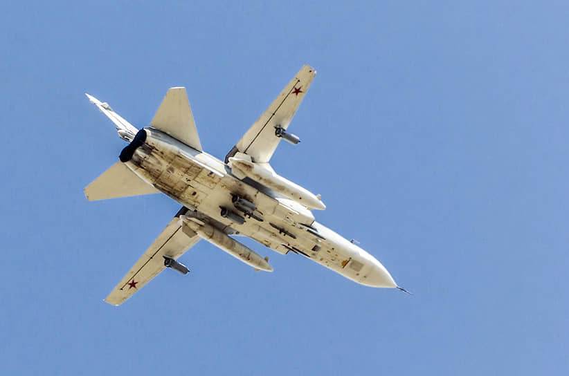 Фронтовой бомбардировщик Су-24 в небе Воронежской области, 2014 год 