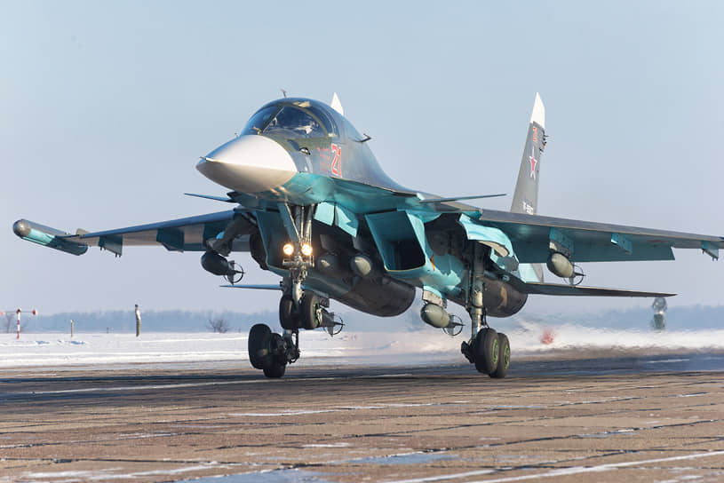 Бомбардировщик Су-34 на одном из аэродромов в Черноземье, 2017 год 