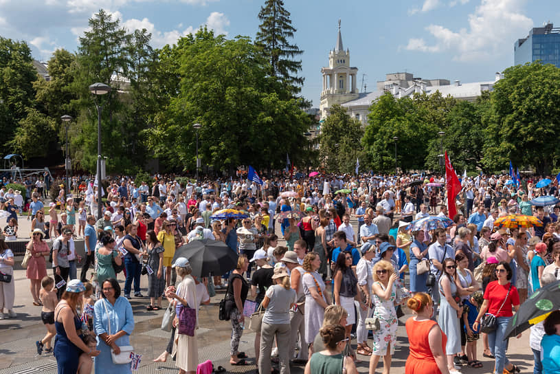По официальным данным, целью «гражданско-патриотической акции» было выражение поддержки жителям Донбасса и российским военнослужащим, которые сейчас участвуют в специальной операции, а также празднование Дня семьи, любви и верности. 