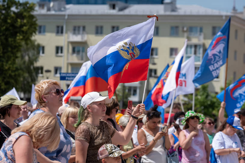 Также на митинг пришли представители нескольких инициативных групп горожан, еще в начале спецоперации скоординировавшихся для помощи армии и теперь объединяющие по несколько тысяч воронежцев.  