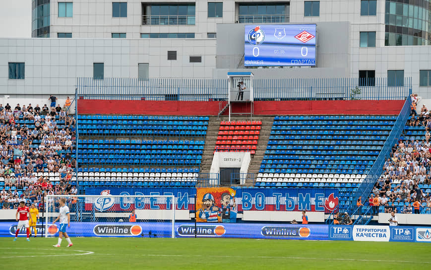 Ультрас воронежской команды в рамках протеста против введения Fan ID снова не пришли в фанк-сектор, но все же поддержали любимый клуб специальным плакатом
