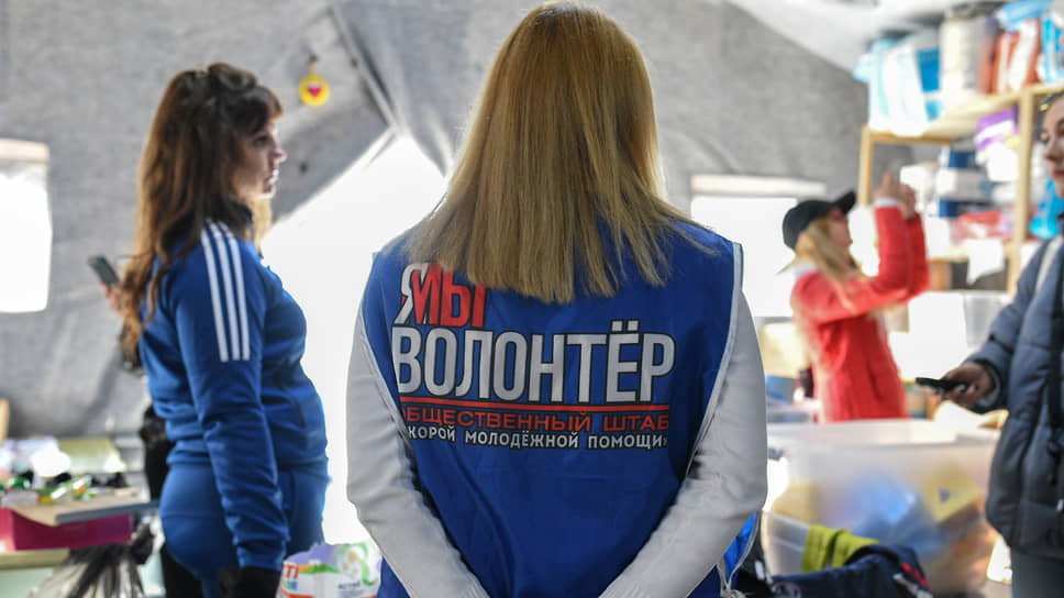 Волонтеры находят контакты координирующих организаций (например, "Скорой молодежной помощи") и приезжают кто на ночь, кто хотя бы на час.
