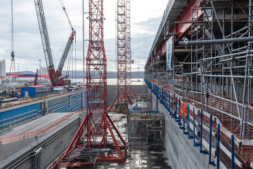Планируется, что первая линия сжижения газа (готовность более 90%) отправится на Гыданский полуостров в 2023 году, вторая (готова более чем на 60%) — в 2024-м.