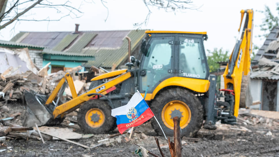 Снос домов в белгородском райцентре Валуйки, разрушенных в результате украинского обстрела