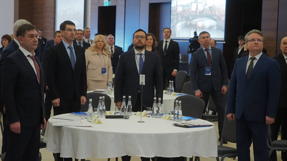 Спикер облдумы Владимир Нетесов (слева), полпред президента в ЦФО Игорь Щеголев, его зам, руководитель рабочей группы по развитию местного самоуправления Алексей Еремин, мэр Воронежа Вадим Кстенин во время мероприятия прослушали гимн РФ