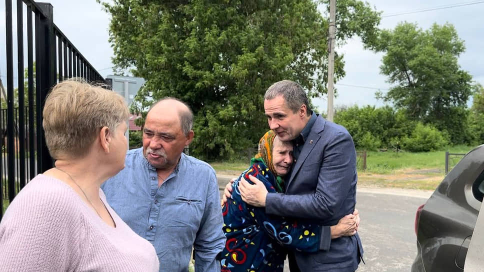 Губернатор Вячеслав Гладков (на фото справа) рассказал, что во время эвакуационных мероприятий скончалась женщина 1941 года рождения