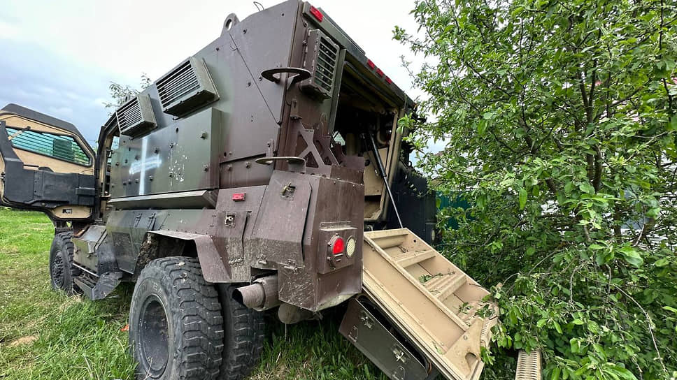 Всего уничтожено более 70 боевиков, четыре боевые бронированные машины и пять пикапов. По информации «Ъ-Черноземье», диверсанты зашли на территорию России через разрушенный КПП в Козинке: в колонне были бронеавтомобили International MaxxPro, которые в США выпускали для боевых действий в Ираке (на фото), а также БТР-80