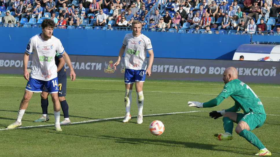 Одним из самых заметных игроков в составе «Факела» стал форвард Хызыр Аппаев (крайний слева)