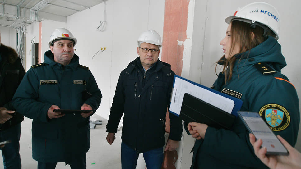 Сотрудники инспекции Госстройнадзора во время осмотра