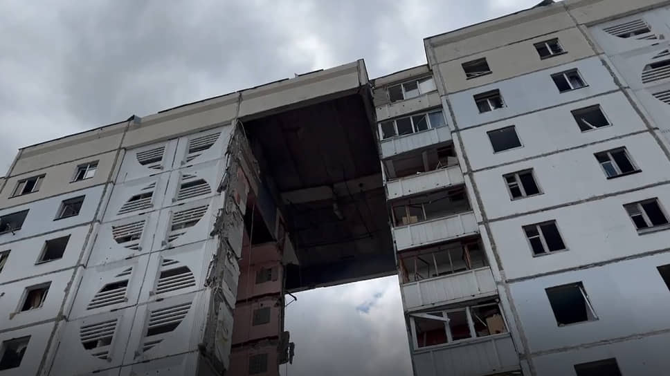 О том, что на Харьковской горе в Белгороде в результате прямого попадания снаряда в многоквартирный жилой дом обрушился весь подъезд с десятого по первый этаж, сообщил губернатор Вячеслав Гладков