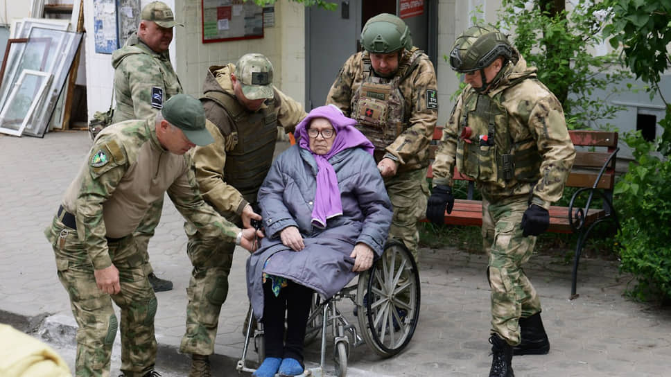 Спасатели эвакуируют жильцов