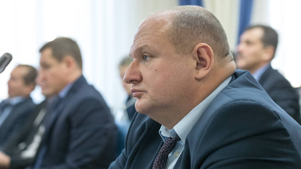 Коллега Кудрявцева в городской думе, занимающийся пассажирскими перевозками Дмитрий Крутских также долгое время считал нецелесообразным сообщать правоохранительным органам о передаче 1,2 млн руб. сотрудникам управы. Он обратился с заявлением в СКР уже после задержания Юрия Бавыкина. Однако, по признанию депутата в суде, он сразу понял, что его «разводят», так как Бавыкин и Васькова не могли повлиять на выборы. «Главное в выборном процессе депутатам не мешать. Мне было проще заплатить. У меня сумму просят, я расстаюсь с ней легко. Отдал и забыл»,— объяснял в суде господин Крутских