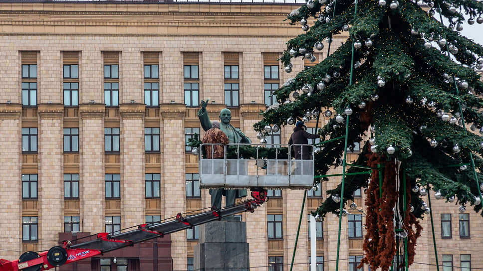 Установка городской новогодней елки в Воронеже на площади Ленина на фоне здания облправительства 