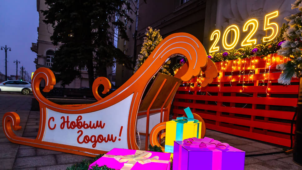 Новогодние сани перед офисным зданием в центре города 