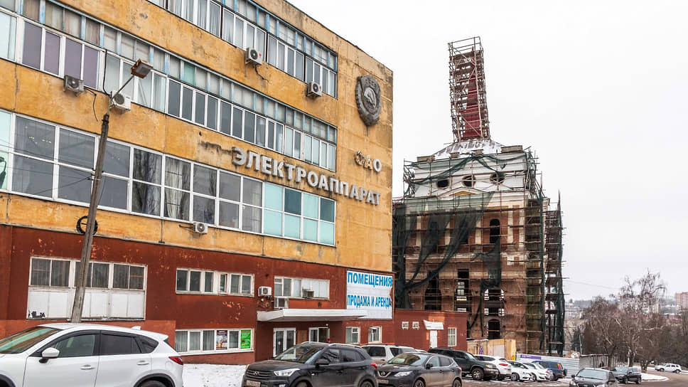 Слева здание завода КЭАЗ ("Электроаппарат"), вид с улицы Луначарского. Справа — мужская классическая гимназия 1836–1842 годов, объект культурного наследия регионального значения 