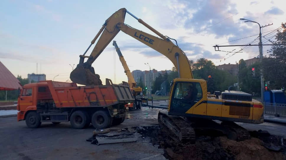 По данным на утро 21 мая, с места аварии вывезено порядка 80 куб. м грунта