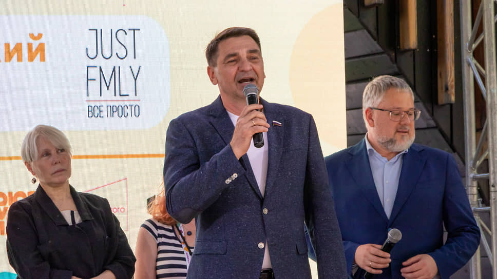 Депутат Госдумы Андрей Марков (в центре с микрофоном) категорически не согласился с высказываниями в статьях Александра Пирогова