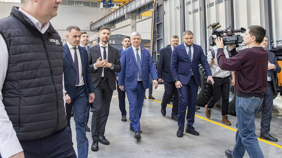 Делегация проходит по сборочному участку нового производства 