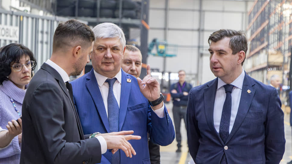 На предприятии средняя зарплата составляет порядка 100 тыс. руб. 