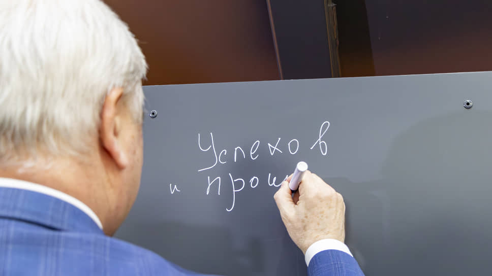 Александр Гусев оставляет подпись на корпусе представленного полуприцепа 