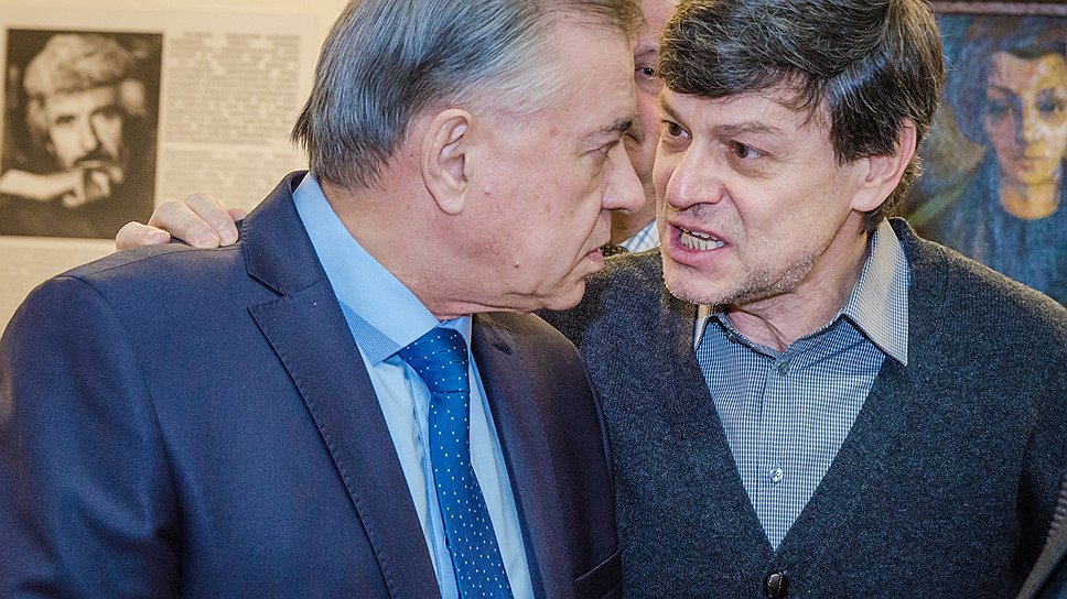 Руководитель Департамента культуры Воронежской области Иван Образцов (слева) и главный режиссер «Камерного театра» Михаил Бычков на выставке Бориса Каткова в музее им. И.Н.Крамского 
