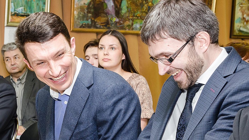 И.о. мэра Воронежа Геннадий Чернушкин (в центре) и лидер реготделения политической партии «Родина» Дмитрий Лукинов (справа) перед началом презентации книги Владимира Познера «Прощание с иллюзиями» в книжном клубе «Петровский».