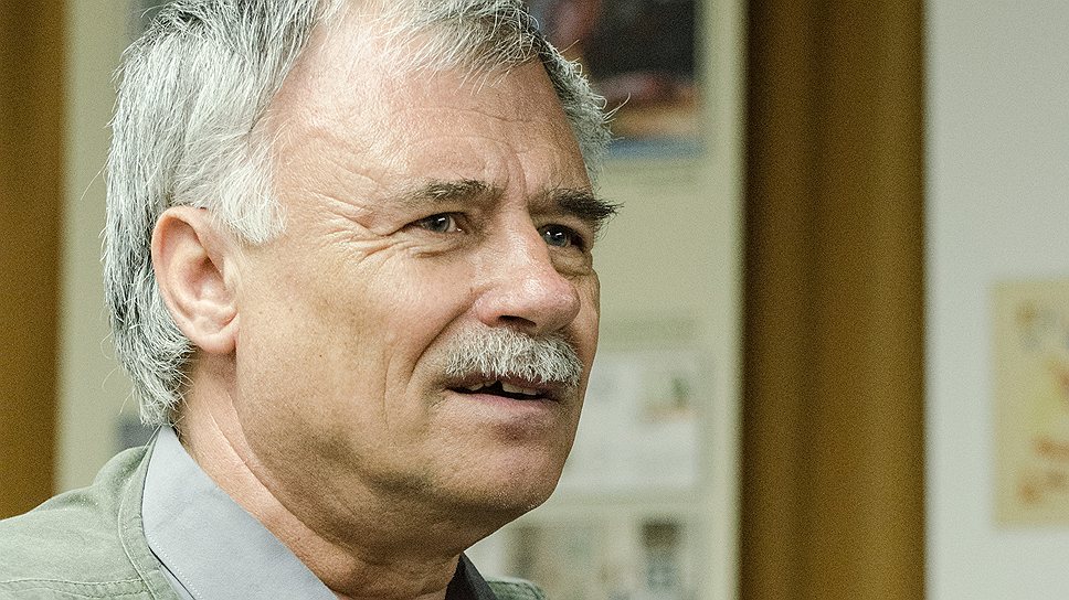 Краевед, издатель и журналист Владимир Елецких на ПК перед началом фестиваля «Книжка под подушку» в книжном клубе "Петровский". 
