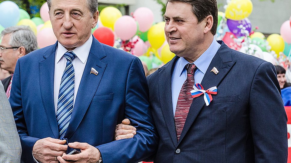 Сенаторы Сергей Лукин (слева) и Геннадий Макин во время первомайского шествия.