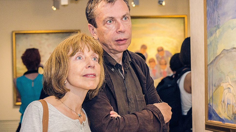 Художник и писатель Леонид Тишков (справа) и писатель Марина Москвина в Воронежском областном художественном музее им. И. Н. Крамского.