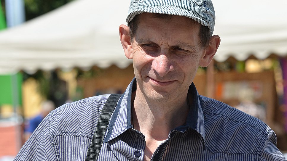 Художник и писатель Юрий Петкевич на книжной ярмарке.