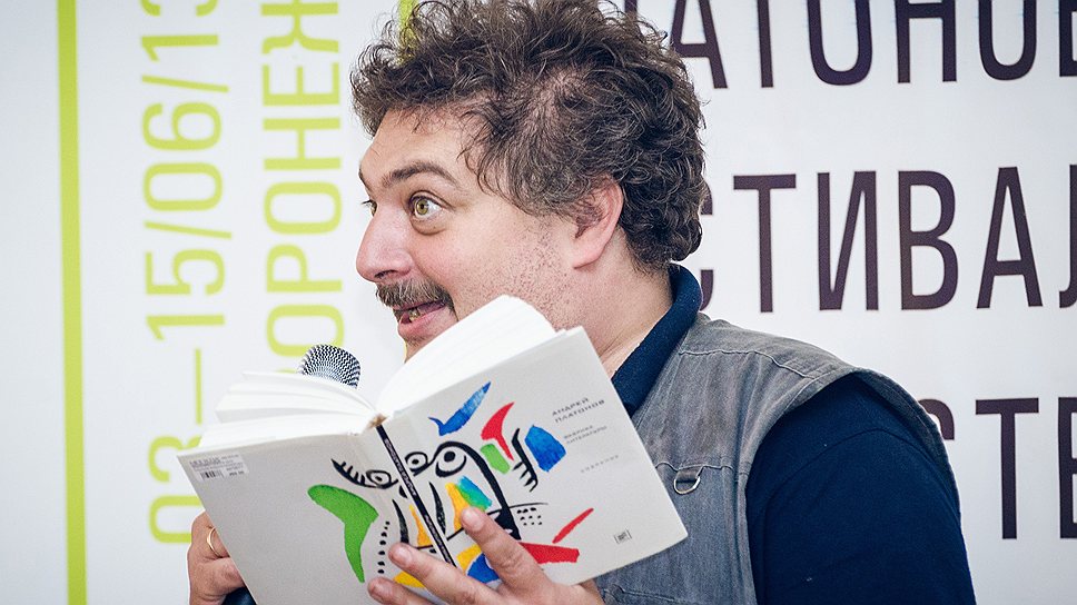 Писатель Дмитрий Быков на встрече с читателями в Концертном зале.