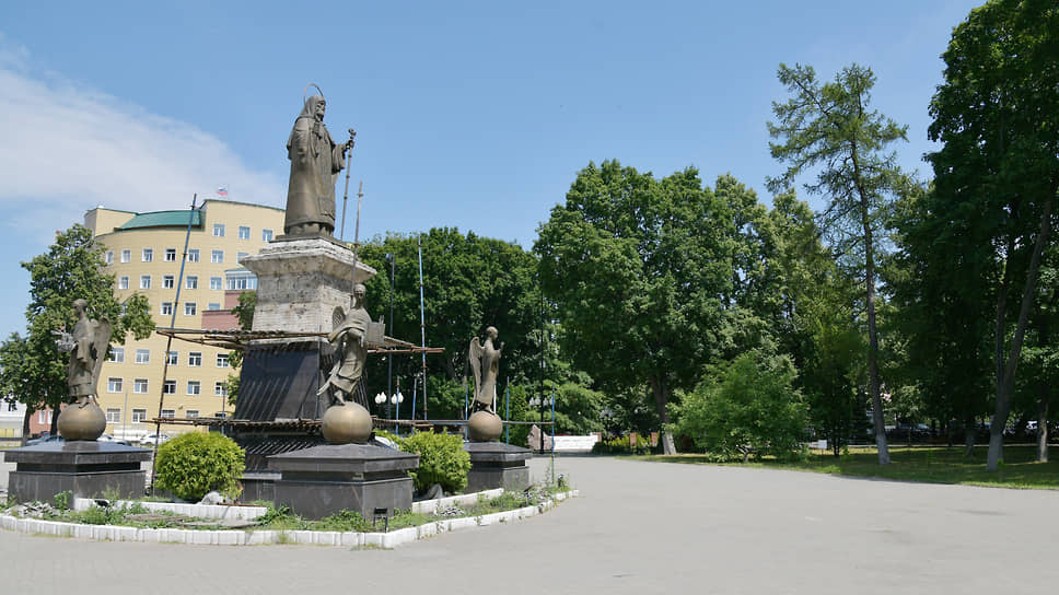 Первомайский сад: Памятник святителю Митрофану Воронежскому рядом с местом, где было кафе кафе «Мороженое» в 1991 году