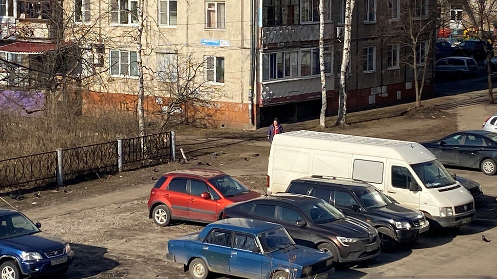 Парковка на газоне в Ярославле 