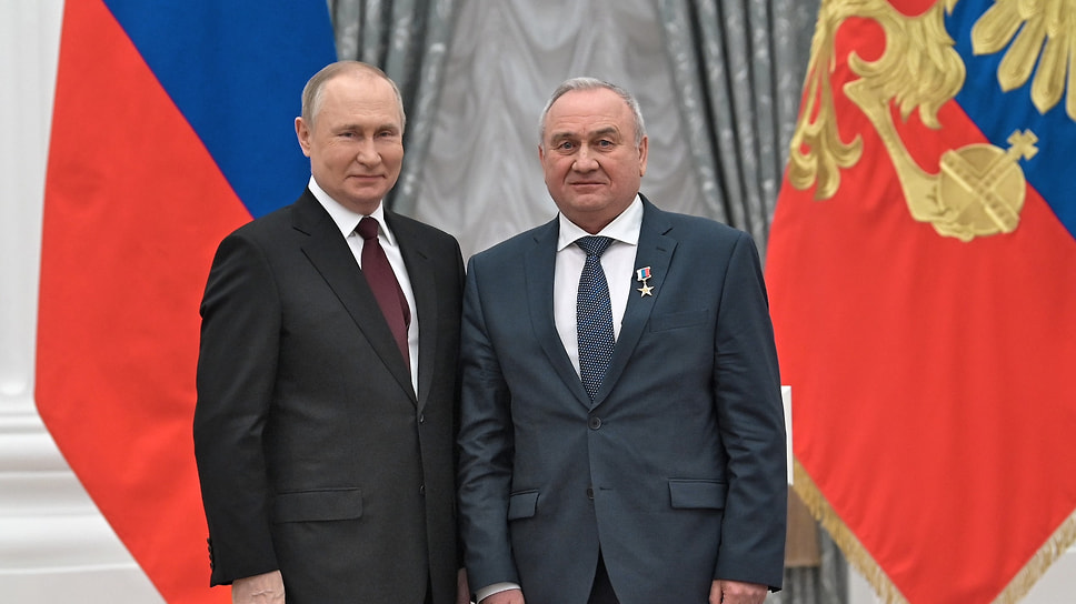 Президент России Владимир Путин (слева) и заместитель генерального директора - управляющий директор компании "ОДК-Сатурн" Виктор Поляков (справа)