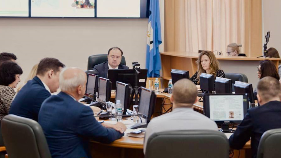 Мэр Артем Молчанов (в центре) на открытом совещании